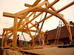 Constructions durables : initiation à la fabrication de charpente à l'ancienne en bois équarri local